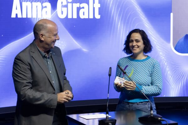 Anna Giralt recoge el Premio Paréntesis MEDia a Mejor Emprendedora de la mano de Marc Melillas, representante de la Generalitat de Catalunya.