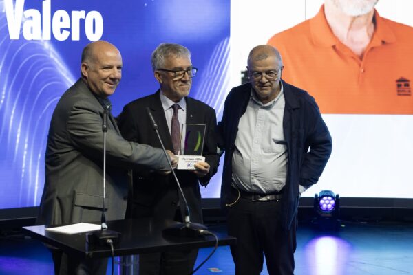 Mateo Valero recoge el Premio Personaje Español del Año, de la mano de Marc Melillas (Generalitat de Catalunya) y Antoni Esteve (Editor de Paréntesis MEDia)