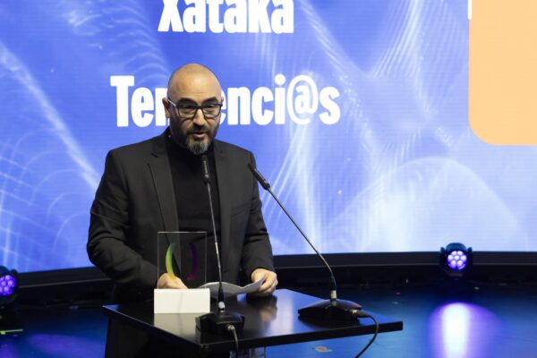Ruben Andres Barbero recoge el premio a Mejor Proyecto MEDia en representación de Xataka.