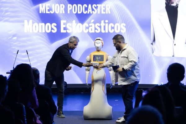 Matías S. Zavia recoge el premio a Mejor Podcaster.