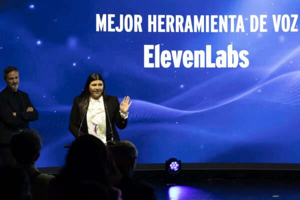 Liliana Fernández, representante de ElevenLabs, recoge el premio a Mejor Herramienta de Voz.