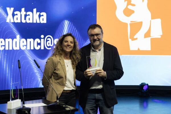 Joana Barbany entrega el premio a Mejor Proyecto MEDia a Ismael Nafría, de Tendenci@s