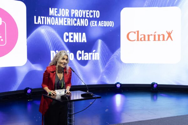 Marina Artusa, corresponsal de Diario Clarín en España, recoge el premio a Mejor Proyecto Latinoamericano