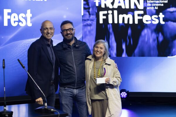 Miquel Rutllant (presidente del Clúster Audiovisual de Catalunya) entrega el premio a Mejor Proyecto Catalán al +Rain Film Festival.