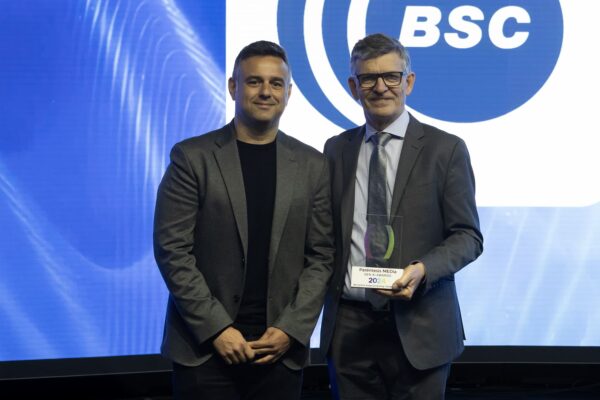 Sergi Girona (BSC) recoge el premio a Mejor Proyecto Europeo de manos de Xavier Hernández (HP).