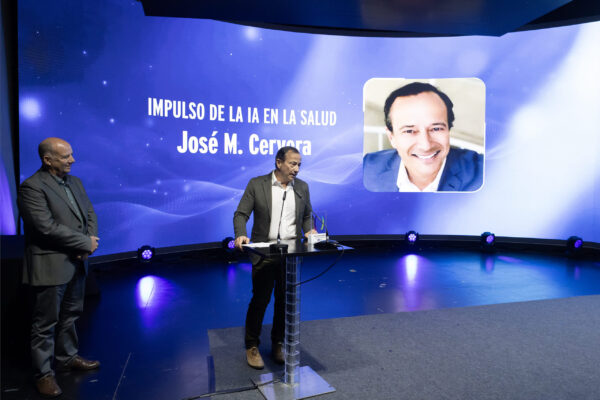Jose Maria Cervera recibe el premio al Impulso de la IA en la Salud.