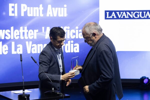 Joan Vall Clara (El Punt Avui) recoge el premio a Mejor Proyecto MEDia Catalán de manos de Francesc Cabezas (Vallformosa)