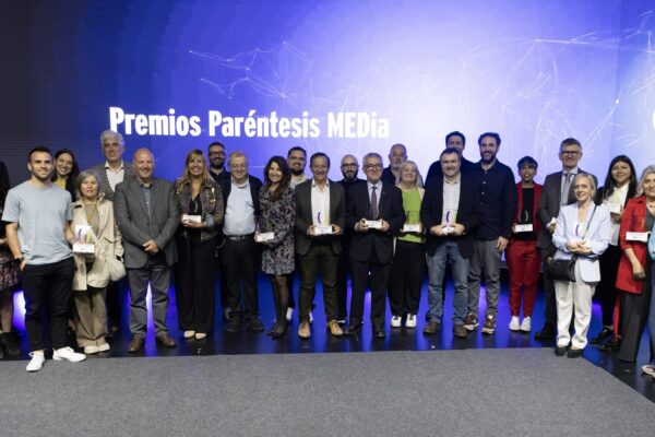 Ganadores de los Premios Paréntesis, con el editor de la publicación, Antoni Esteve.
