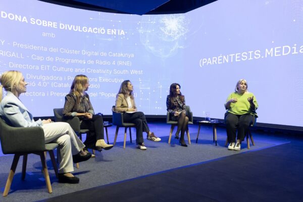 Mesa redonda sobre divulgación e IA.