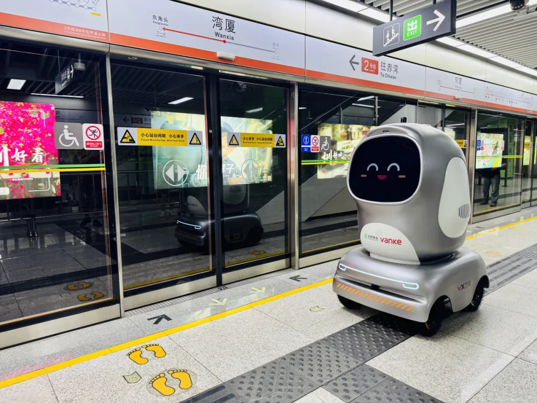 Robots pugen al metro a Shenzhen per repartir a botigues