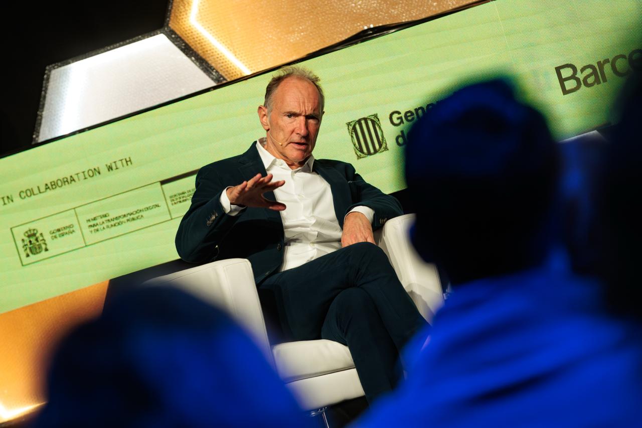 El creador de la Web demana tallar l’aixeta als algoritmes: veto a les xarxes socials per a menors de 16