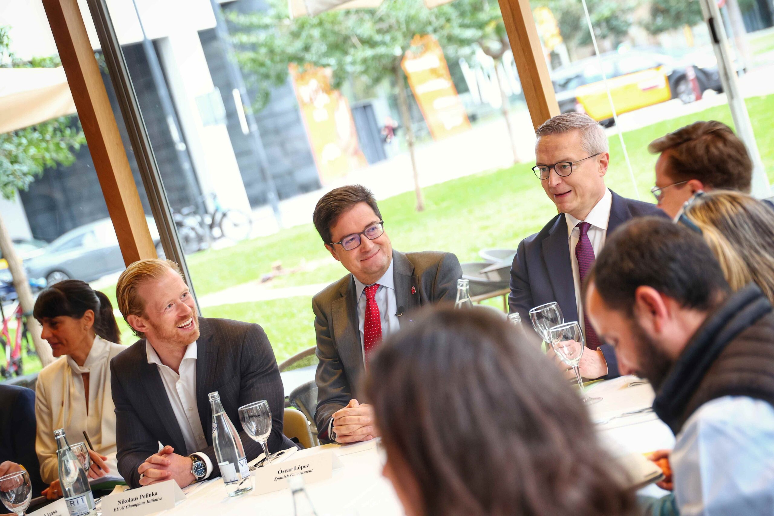 Espanya posa 100 milions sobre la taula per jugar la partida europea de la IA i la sobirania digital